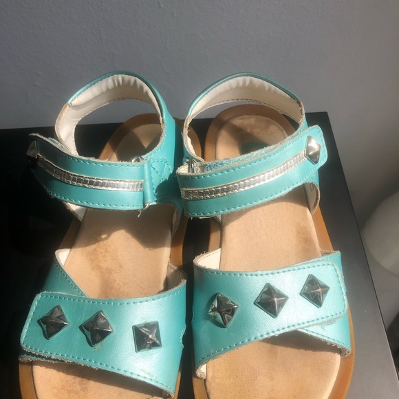 Free Umi leather upper sandal with padded heel strap velcro width adjustments - Picture 6 of 9